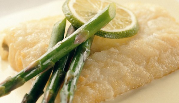 Bacalao fresco con setas y espárragos trigueros